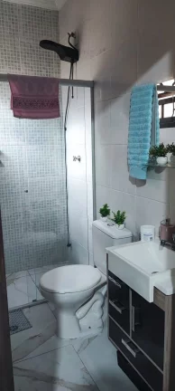 Imagem Sobrado à venda no Jardim Cambuci, região de Brás Cubas em Mogi das Cruzes, SP, com 4 dormitórios, sendo 1 suíte.