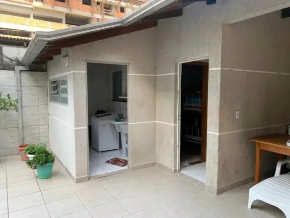 Imagem Casa com 4 dormitórios sendo 1 suíte em a 580m do mar em Morretes, Itapema/SC