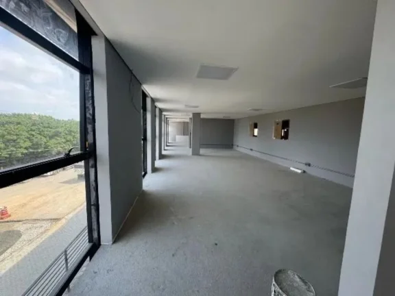 Imagem Galpão Industrial de Alto Padrão para Locação em Sorocaba-SP, Bairro Iporanga: 5 Salas, 5 Banheiros, 5 Vagas de Garagem, 3.000m².