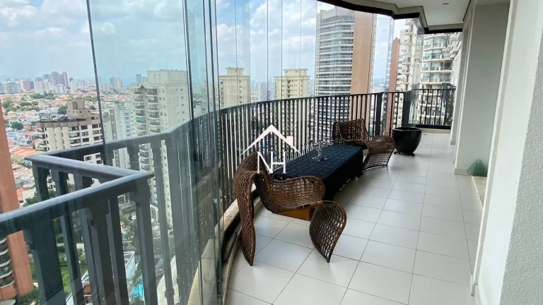 Imagem Lindo Apartamento com pé direito de 3,10m com 350m² sendo 3 suítes (1 master closet duplo e sala de banho ) e 5 vagas