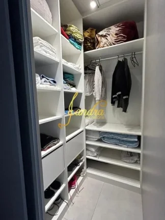 Imagem Excelente sobrado em Condomínio com 04 suítes mobiliada