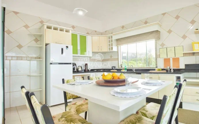 Imagem Casa alto padrão, beira mar, com 340m², 5 quartos com suíte em Balneário Piçarras - SC