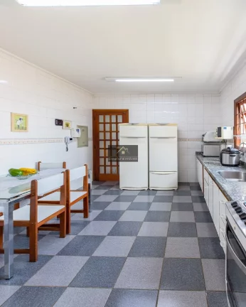 Imagem ÓTIMO SOBRADO 3 DORMITÓRIOS SENDO 1 SUÍTE HIDRO SALA 2 AMBIENTES LAREIRA PISO EM MADEIRA DE LEI COPA COZINHA ÁREA GOURMET SALÃO FESTAS 3 VAGAS