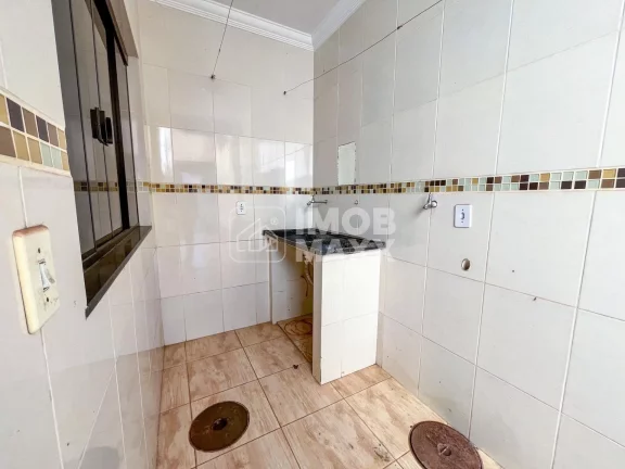 Imagem Descubra o conforto e a praticidade de viver em uma casa espaçosa à venda em Samambaia Sul, com 279m² de área útil. Este imóvel conta com 3 dormitórios, sendo 1 suíte, além de 3 banheiros, proporci