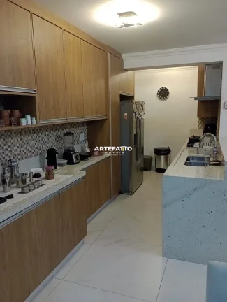 Imagem Com apartamento amplo de 106m2, com 3 dormitórios e 2 vagas de garagem