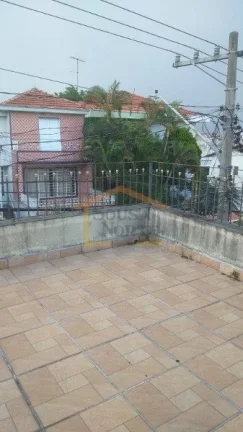 Imagem Sobrado precisando de reforma, com 2 dormitórios, sala, cozinha com armários e 1 banheiro. Possui ...