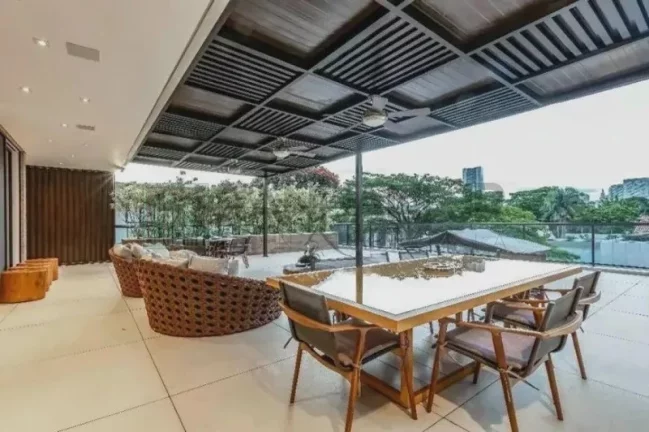 Imagem Descubra a verdadeira definição de luxo e sofisticação nesta deslumbrante casa no condomínio fechado do Jardim Europa. Com uma construção impecável de