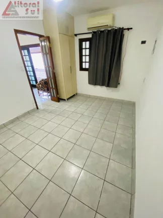 Imagem Casa para locação em Praia Grande-SP, no bairro Tupi: 3 quartos, 1 suíte, 1 sala, 2 banheiros, 4 vagas de garagem, 250m².