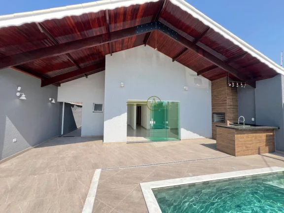 Imagem Casa Térrea á venda, apenas 600m da praia à venda, totalmente reformada