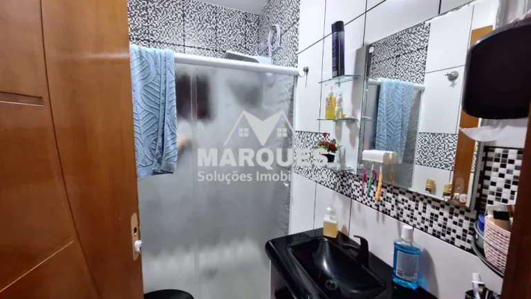 Imagem Casa terréa na rua principal do bairro