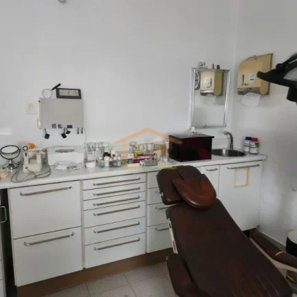 Imagem Sala comercial com 94 mÂ², conta com recepÃ§Ã£o, sala de espera, 1 banheiro e Ã¡rea de serviÃ§o. 
NÃ...