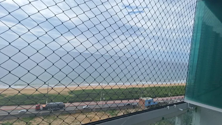 Imagem Vendo apartamento de três quartos com suíte na Rodovia do Sol de frente para o mar, andar alto, com duas vagas de garagem.
