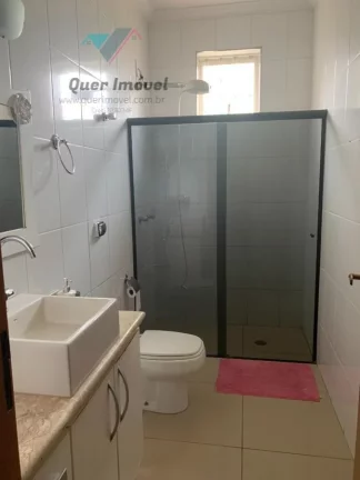 Imagem Casa à venda na Rua Chile, Jardim Irajá, Zona Sul de Ribeirão Preto-SP 3 quartos, 1 suíte, 3 salas, 3 banheiros, 4 vagas 240m² Permuta Quer Imóvel Negócios Imobiliários.