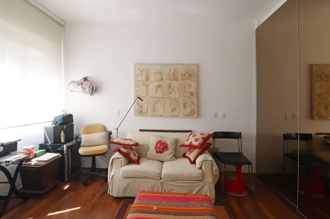 Imagem Apartamento 236 M², 1 por andar, hall fechado, 2Q, 2 Suítes, 3 banheiros, 2 vagas, ar split, lareira, próximo ao metrô, janela antirruído.