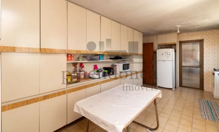 Imagem Apartamento na Rua Monte Alegre com 220m² para ser reformado, 3 suítes e 2 vagas.