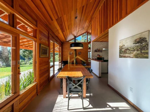 Imagem Casa Linear com 4 quartos e lazer privativo dentro de condomínio de Teresópolis