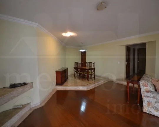 Imagem Apartamento com piso de madeira e armários! Amplo living para 2 ambientes, terraço, lavabo, 4 dorm...