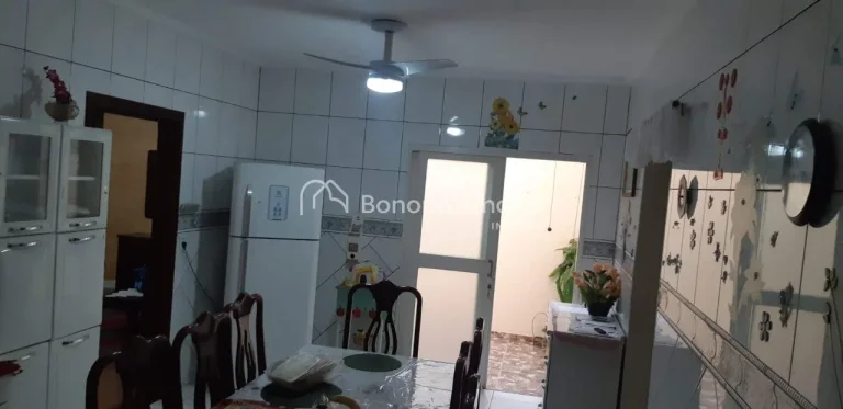 Imagem Sobrado com excelente estrutura e espaços bem distribuídos. No andar térreo, conta com uma sala a...