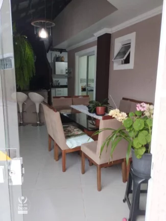Imagem Lindo sobrado com 3 quartos sendo uma suíte, área gourmet com churrasqueira, 2 vagas de garagem á venda por R$ 549.000 - Uberaba - Curitiba.