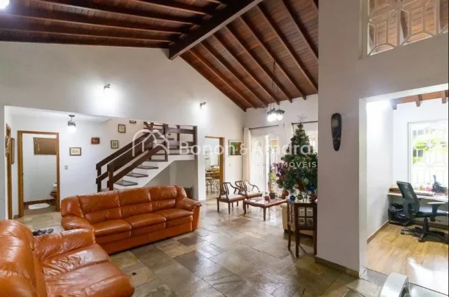 Imagem Casa espaçosa disponível para venda, com 5 quartos, incluindo 2 suítes, e 4 banheiros. O imóvel ...