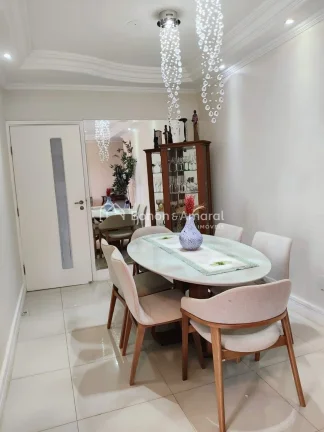 Imagem Aconchegante apartamento com excelente projeto de iluminação e rico em armários. O living para do...