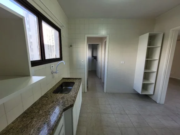 Imagem PITANGUEIRAS – DUAS QUADRAS DA PRAIA, EXCELETE APTO, ANDAR BAIXO, CLARO E SUPER AREJADO, RICO EM ARMÁRIOS, GARAGEM DEMARCADA NO PRÉDIO, COND. BAIXO