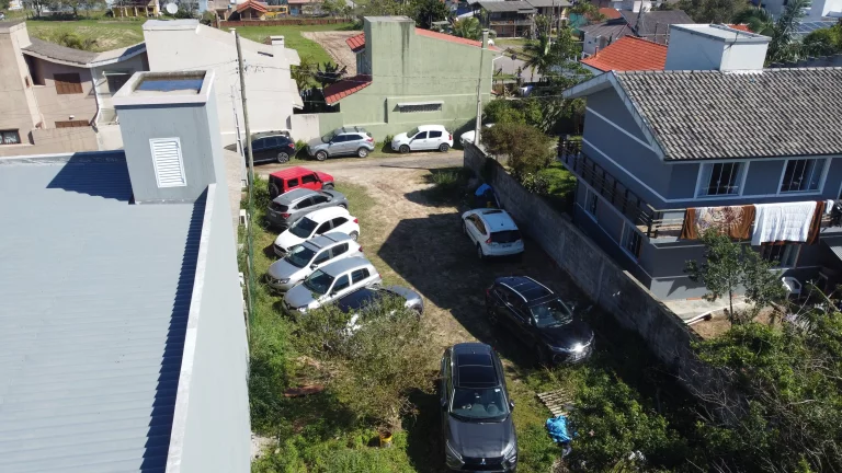 Imagem Terreno plano de 354m² no centro de Garopaba, a 2km do mar. Próximo a comércios, supermercado, com viabilidade para 2 sobrados. Financiável!