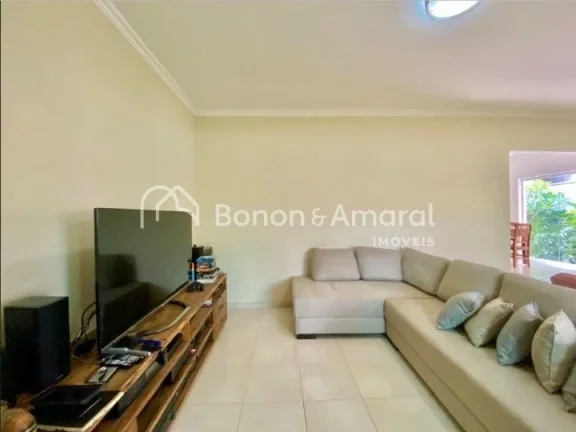 Imagem Encantadora residência térrea, rodeada por vegetação e iluminada por luz natural. Com uma área ...