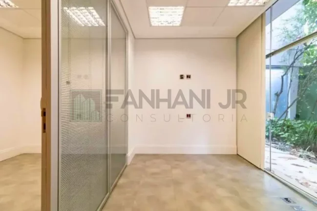 Imagem Excelente oportunidade de locação de casa comercial no Jardim América, São Paulo-SP: 5 salas, 8 banheiros, 1000m² de área!