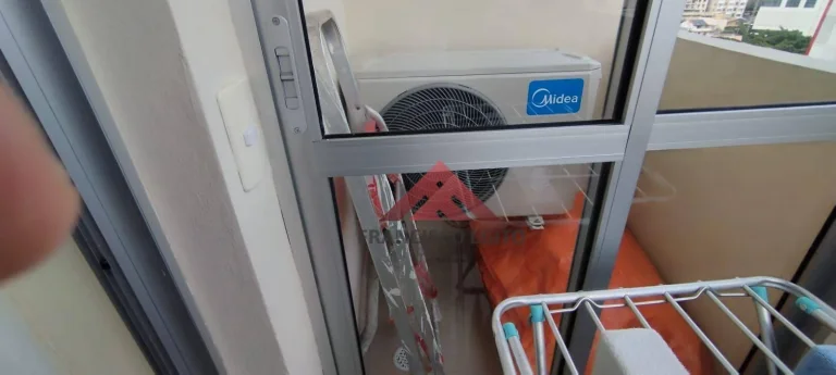 Imagem Apartamento com varanda sala quarto no centro todo montado e com porteira fechada,vaga de garagem na escritu