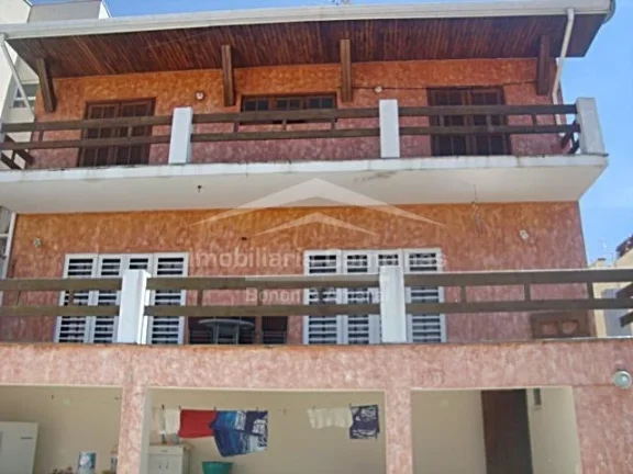 Imagem Excelente residência de 4 quartos (1 suíte), área gourmet com piscina e churrasqueira e 4 garagen...