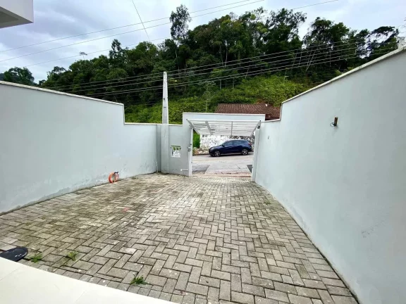 Imagem Casa com 3 dormitórios sendo 1 suíte e 2 vagas de garagem em Brusque