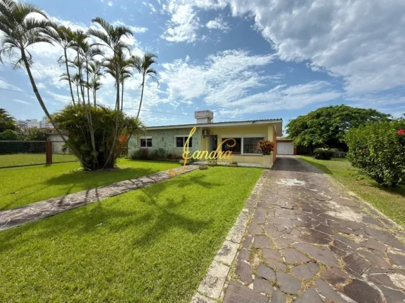 Casa perto do mar e do centrinho de Atlântida, com dois lotes