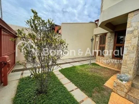 Imagem Linda casa à venda em condomínio fechado. Casa assobradada com hall de entrada, três salas grande...