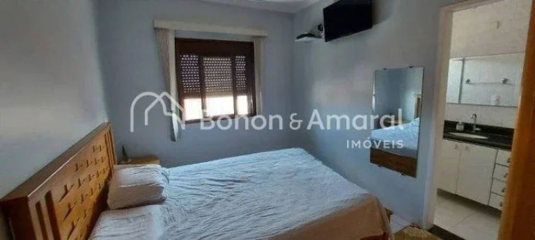 Imagem Apartamento com três quartos, incluindo uma suíte com elegantes armários embutidos. Uma ampla sal...