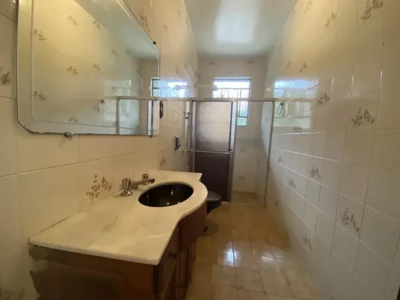Imagem Espetacular Casa com 5 Dormitórios, Jardim Encantador e Pomar Privativo – Localização Privilegiada!
