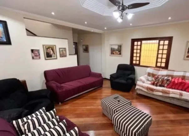 Imagem Belíssima casa com 5 dormitórios no Bairro Marapé-Venda e Locação!!!
