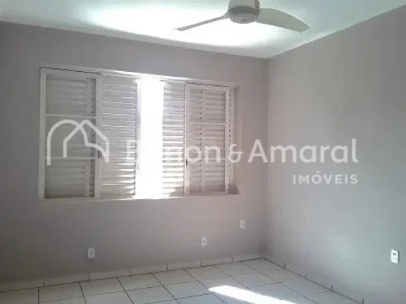 Imagem Excelente oportunidade para morar ou investir! Esta casa oferece uma estrutura ampla e funcional, pe...