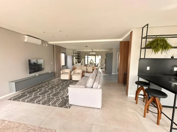 Imagem Te convido para conhecer seu mais novo lar!! Casa com 4 dormitórios sendo 1 suíte, SEMIMOBILIADA, para Venda no Bairro Rio Vermelho em Florianópolis!