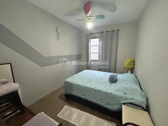 Imagem Casa em rua tranquila, recentemente pintada, com garagem para até 5 carros. Possui sala de estar, s...