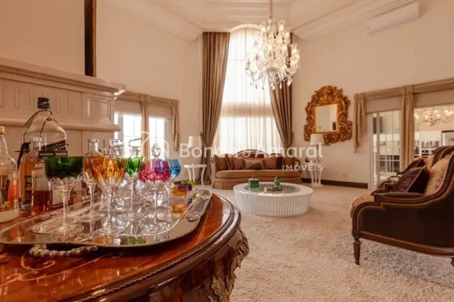 Imagem Exuberante casa no Alphaville Campinas, planejada e decorada em estilo Luiz XV com muita elegância....