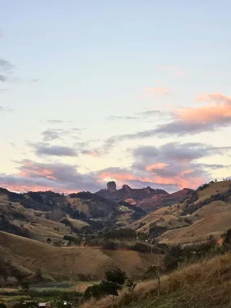 Imagem Refúgio Bucólico em São Bento do Sapucaí: 30.000 m², Chalés Prontos e Vista Privilegiada para a Pedra do Baú