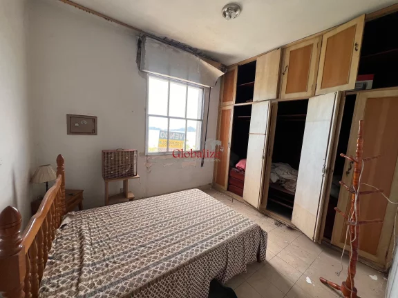 Imagem Oportunidade Para Reforma - Apartamento Vista Mar com 2 dormitórios e 1 vaga escriturada em prédio com portaria 24hrs e elevador por R$ 890.000,00