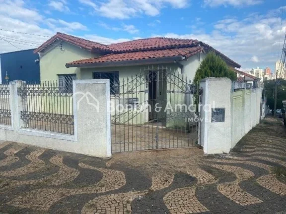 Imagem Imóvel versátil, com construção sólida, ideal para residência ou comércio. 
A casa possui uma...