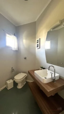 Imagem Esta linda casa em Cacupé tem tudo o que você e sua família procuram. Uma casa ampla, bem constru...