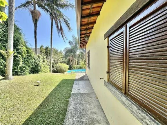 Imagem Cond. Vila Velha - Rústica, TÉRREA em 4 lotes, 5 dorm/3ste, piscina!