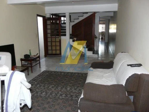 Imagem Descubra o charme atemporal deste sobrado com arquitetura clássica, perfeito para quem valoriza esp...