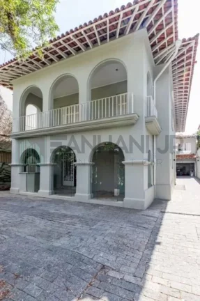 Imagem Casa de luxo no Jardim Paulista: 4 quartos, 3 suítes, 5 banheiros, 4 vagas. 400m² de área. Venda ou locação em SP.