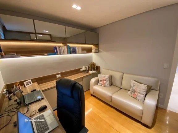 Imagem Descubra este espaçoso apartamento à venda na Rua Professora Bartira Mourão, localizado no charmo...