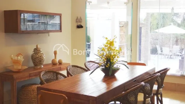 Imagem Espaçosa casa com área construída de 343 m². A residência possui living para vários ambientes,...